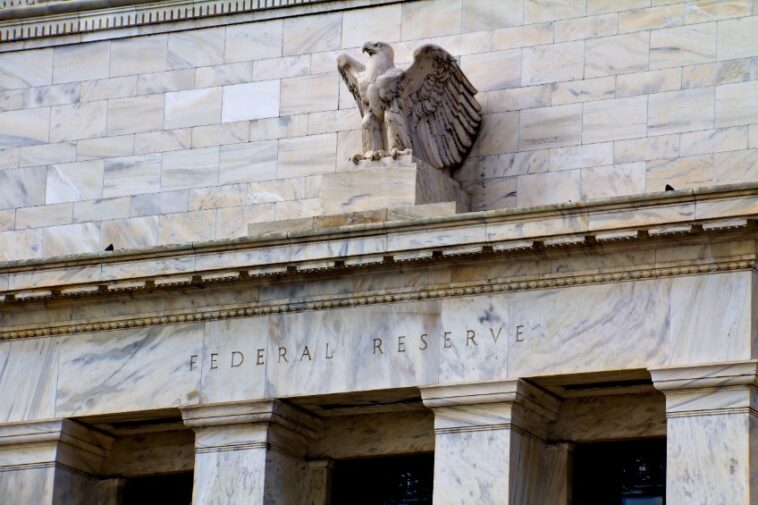 fed-tells-banks-to-pay-attention-to-legal-aspects-before-jumping-into-crypto